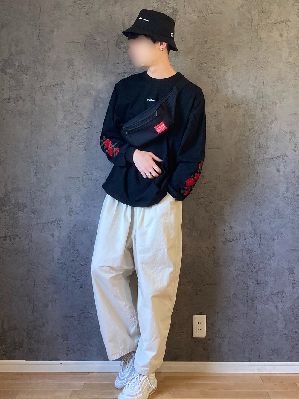 ブラック系のTシャツ/カットソー、ホワイト系のその他パンツ、ホワイト系のスニーカーを着用したメンズの秋コーディネートの2枚目の写真