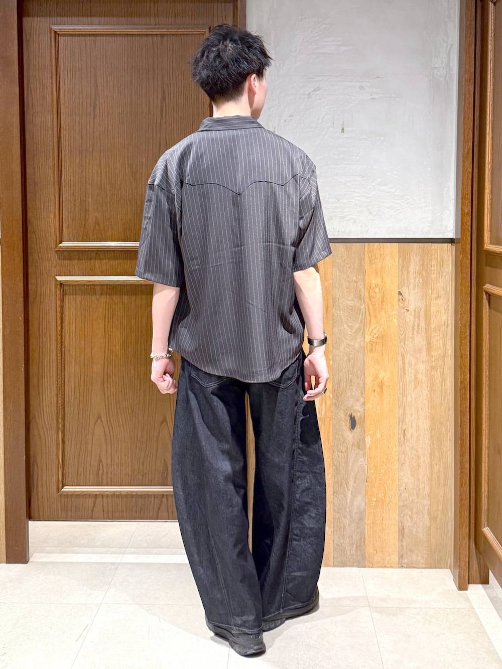 ブルー系のデニムパンツ、グレー系のシャツ/ブラウスを着用したメンズの春コーディネートの4枚目の写真