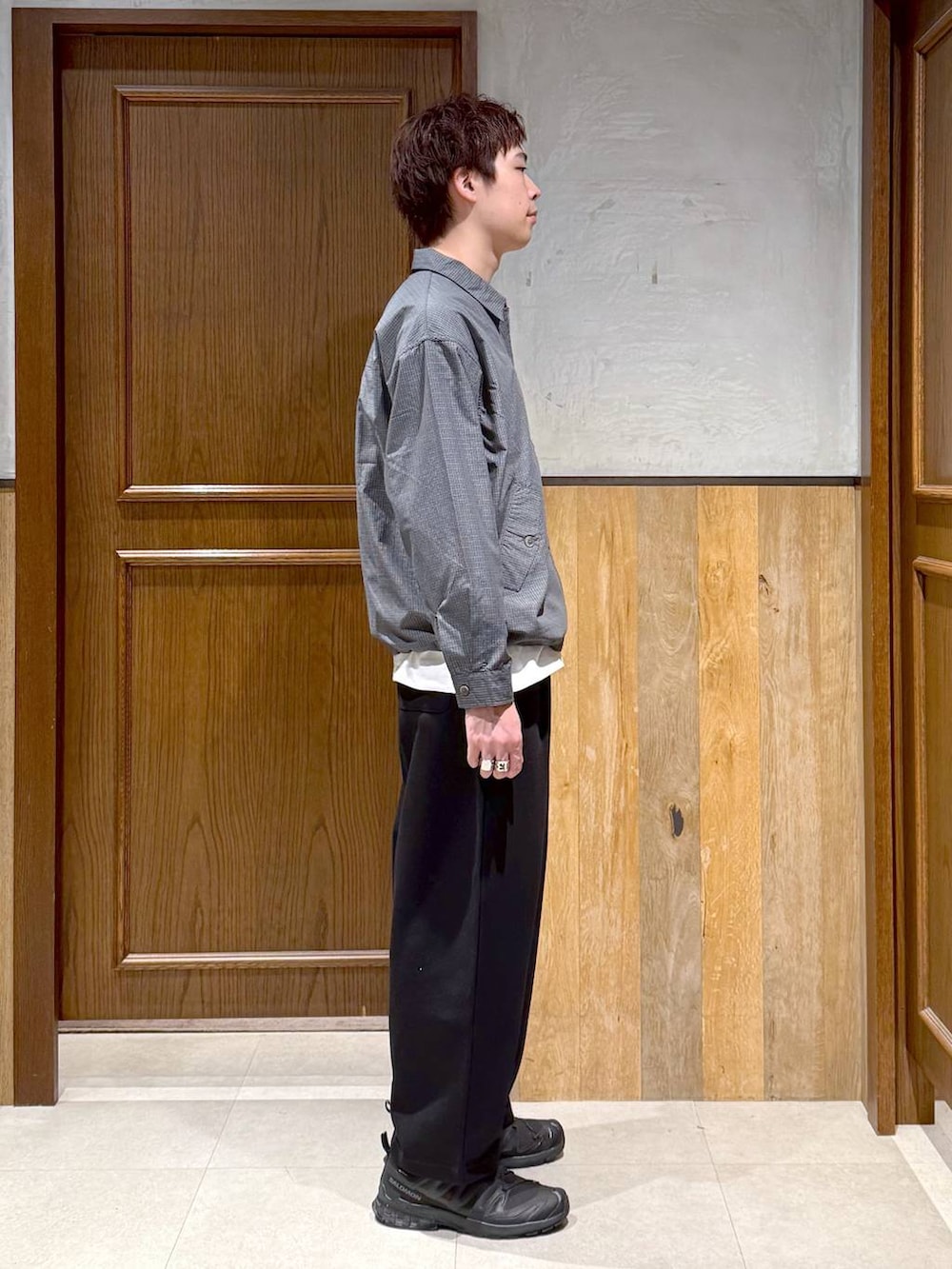 グレー系のシャツ/ブラウス、ホワイト系のTシャツ/カットソー、ブラック系のスウェットパンツを着用したメンズの秋コーディネートの5枚目の写真