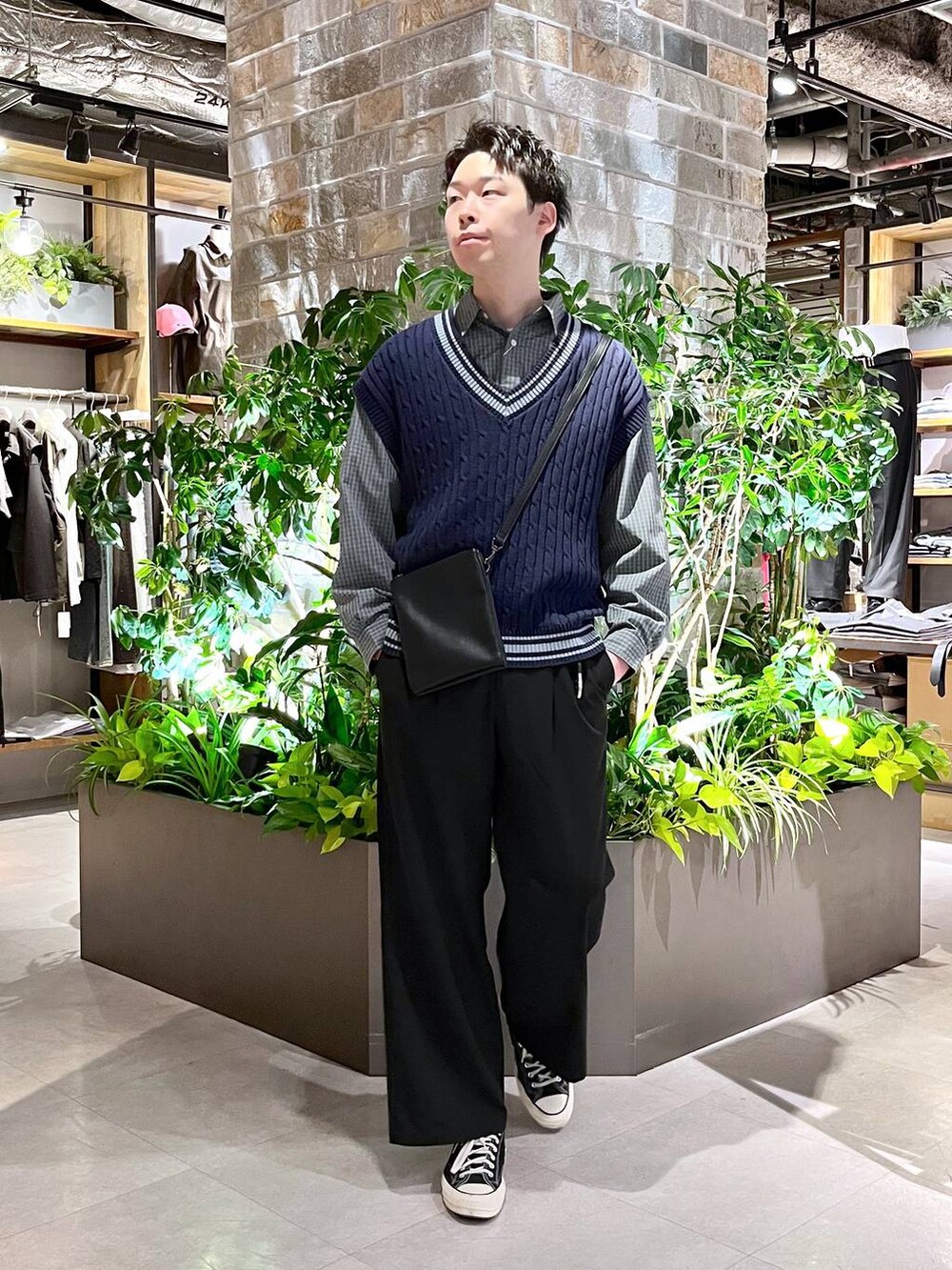 ブラック系のスラックス、ブルー系のシャツ/ブラウス、ブラック系のショルダーバッグを着用したメンズの春コーディネートの5枚目の写真