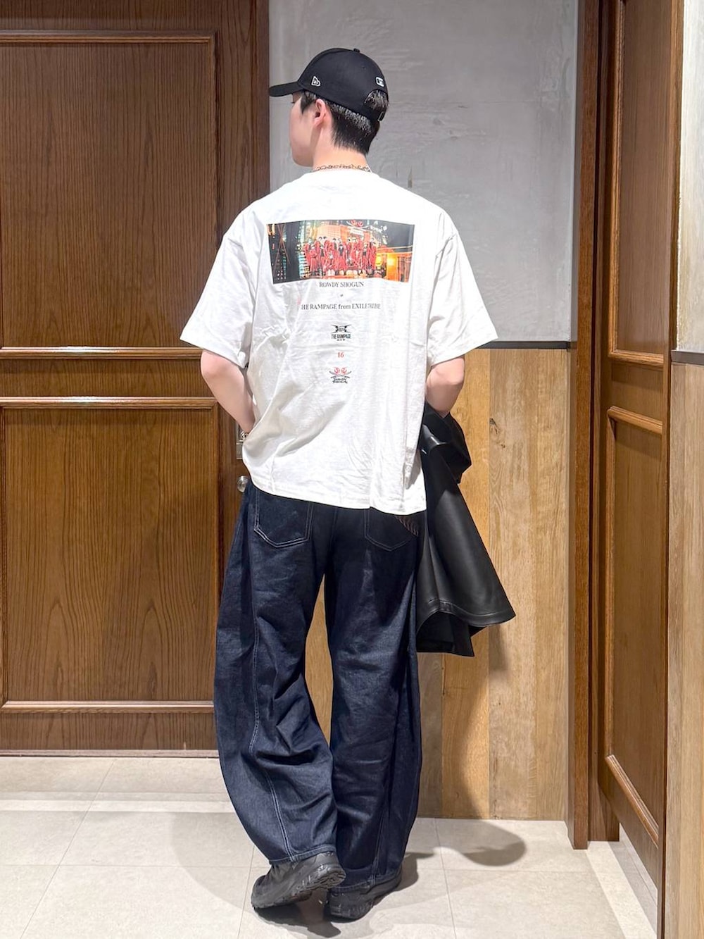 ホワイト系のTシャツ/カットソー、ブラック系のシャツ/ブラウス、ブルー系のデニムパンツを着用したメンズの春コーディネートの2枚目の写真