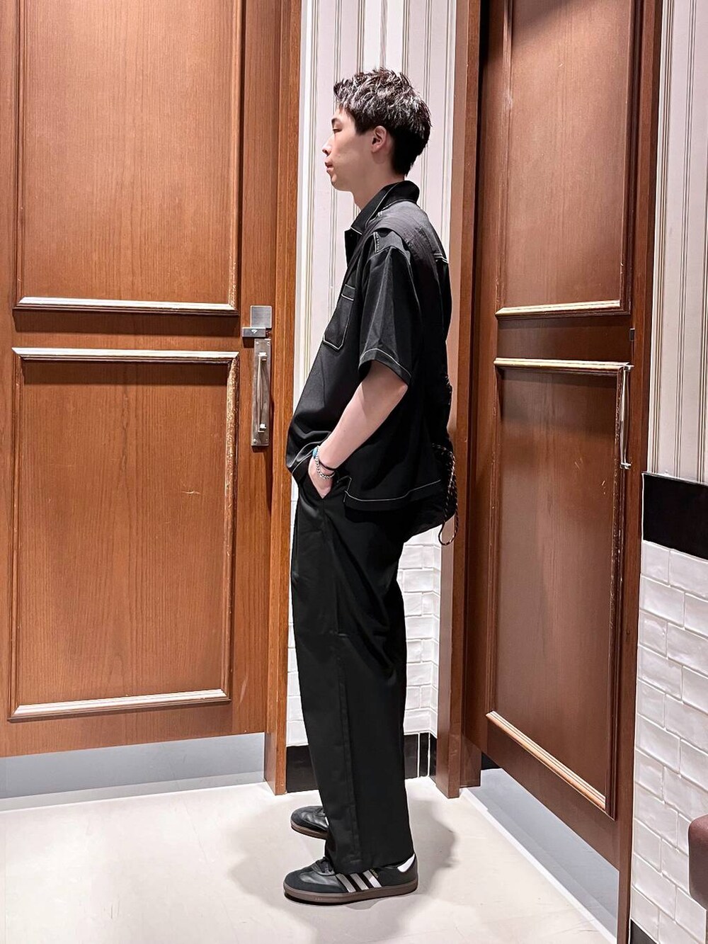 ブラック系のスラックス、ブラック系のショルダーバッグ、ブラック系のシャツ/ブラウスを着用したメンズの夏コーディネートの3枚目の写真