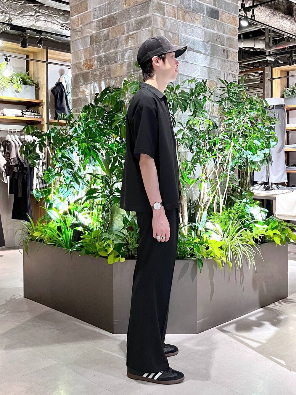 ホワイト系のTシャツ/カットソー、ブラック系のシャツ/ブラウス、ブラック系のスラックスを着用したメンズの春コーディネートの6枚目の写真