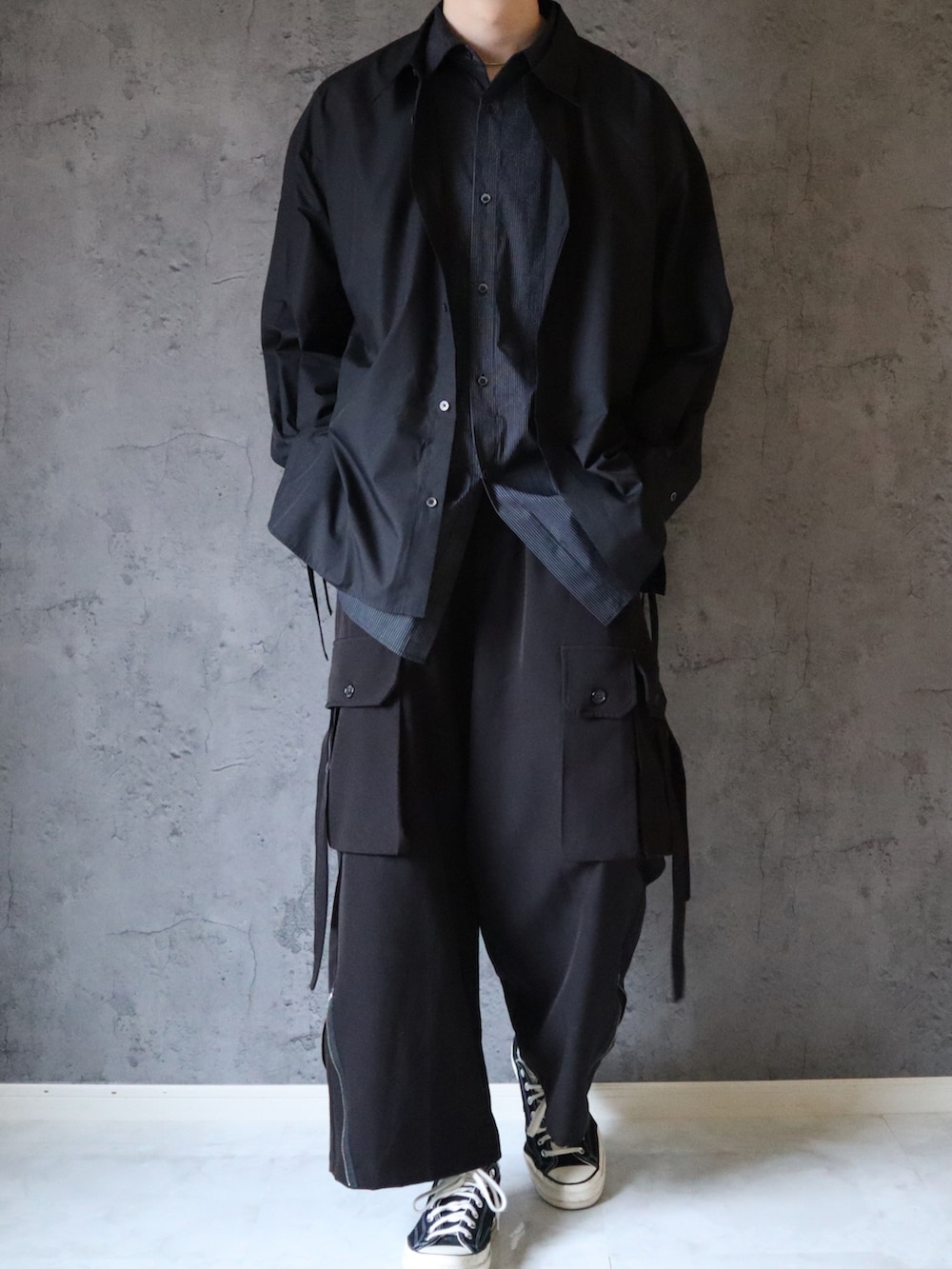 ブラック系のシャツ/ブラウス、ブルー系のショルダーバッグ、ブラック系のカーゴパンツを着用したメンズの秋コーディネートの3枚目の写真