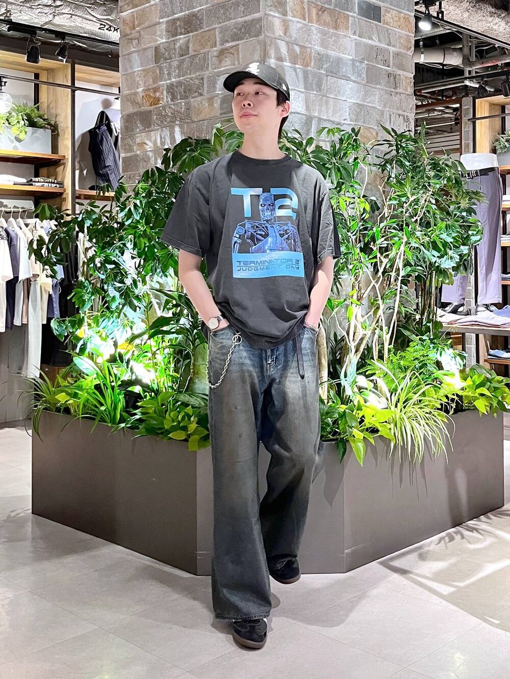 ブルー系のデニムパンツ、グレー系のTシャツ/カットソー、その他のウォレットチェーンを着用したメンズの夏コーディネートの6枚目の写真