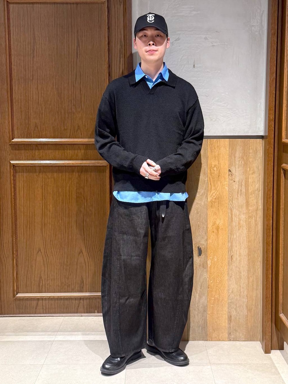 ブルー系のシャツ/ブラウス、ブラック系のデニムパンツ、ブラック系のポロシャツを着用したメンズの春コーディネートの7枚目の写真