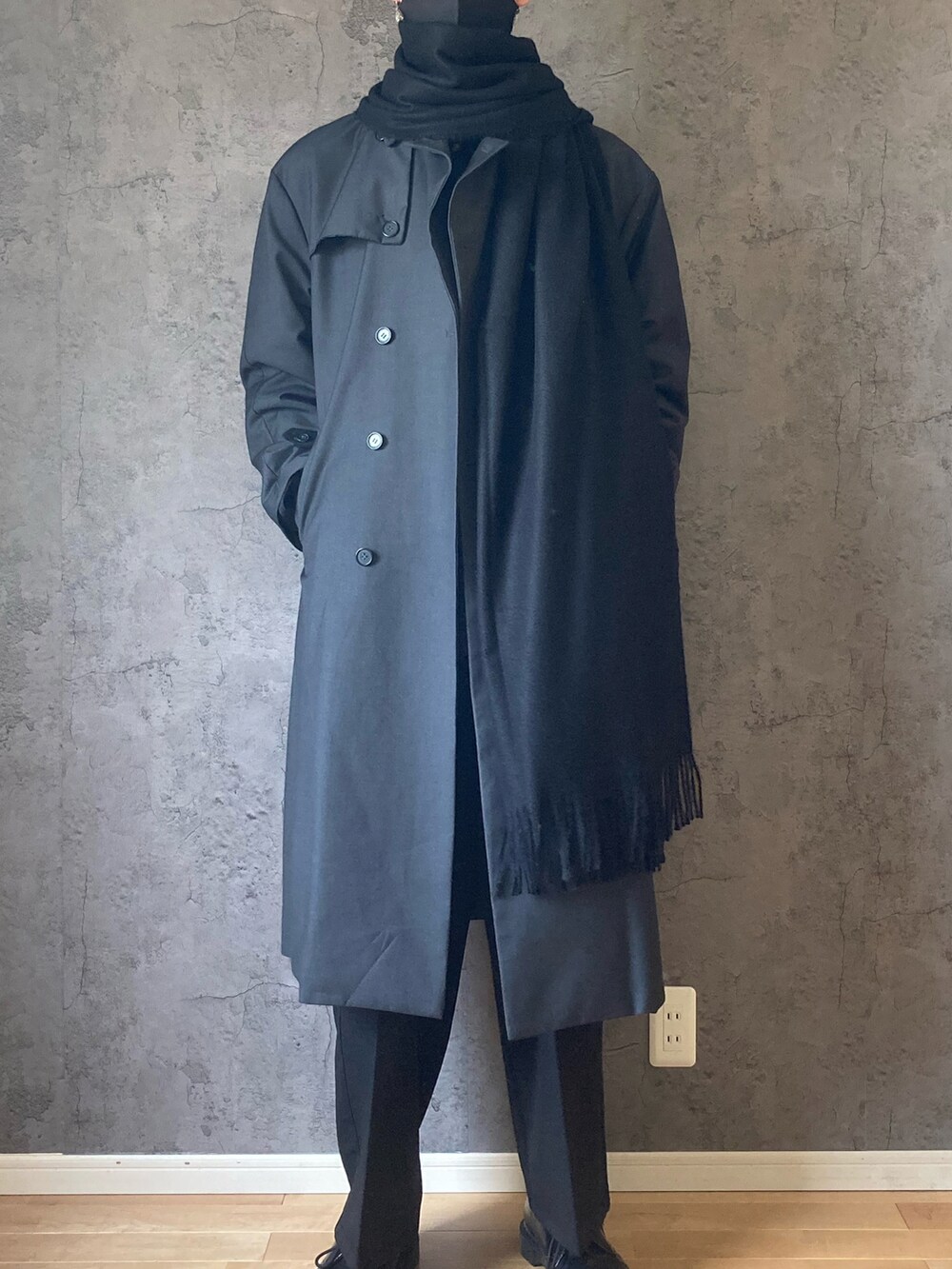 グレー系のトレンチコート、ブラック系のその他パンツ、ブラック系のドレスシューズを着用したメンズの冬コーディネートの2枚目の写真