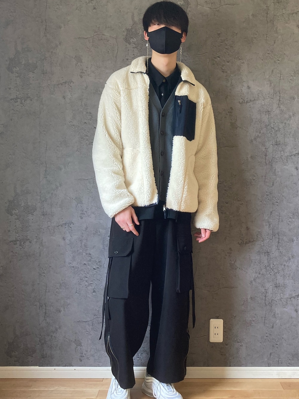 ホワイト系のブルゾン、ブルー系のカーディガン/ボレロ、ホワイト系のシャツ/ブラウスを着用したメンズの冬コーディネートの3枚目の写真