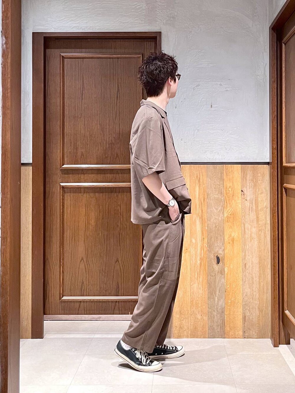 ブラック系のTシャツ/カットソー、イエロー系のシャツ/ブラウスを着用したメンズの夏コーディネートの6枚目の写真