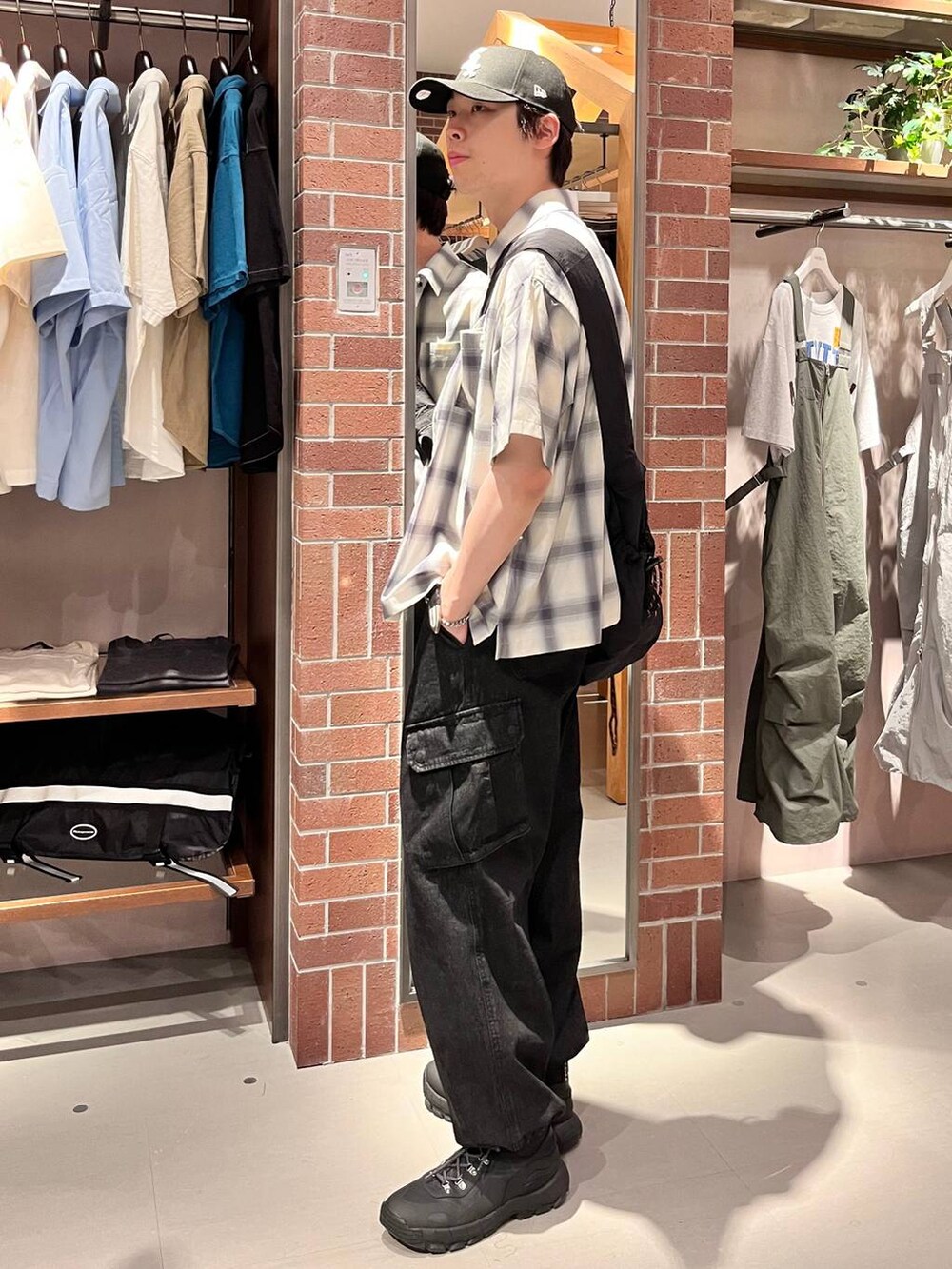 グレー系のデニムパンツ、ブラック系のショルダーバッグ、ブルー系のシャツ/ブラウスを着用したメンズの夏コーディネートの4枚目の写真