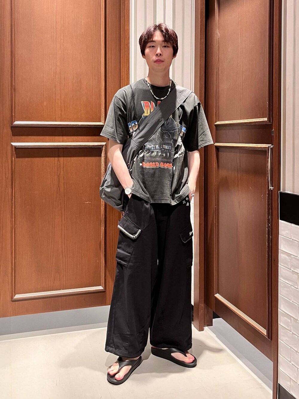 ブラック系のサンダル、ブラック系のカーゴパンツ、グレー系のショルダーバッグを着用したメンズの夏コーディネートの5枚目の写真