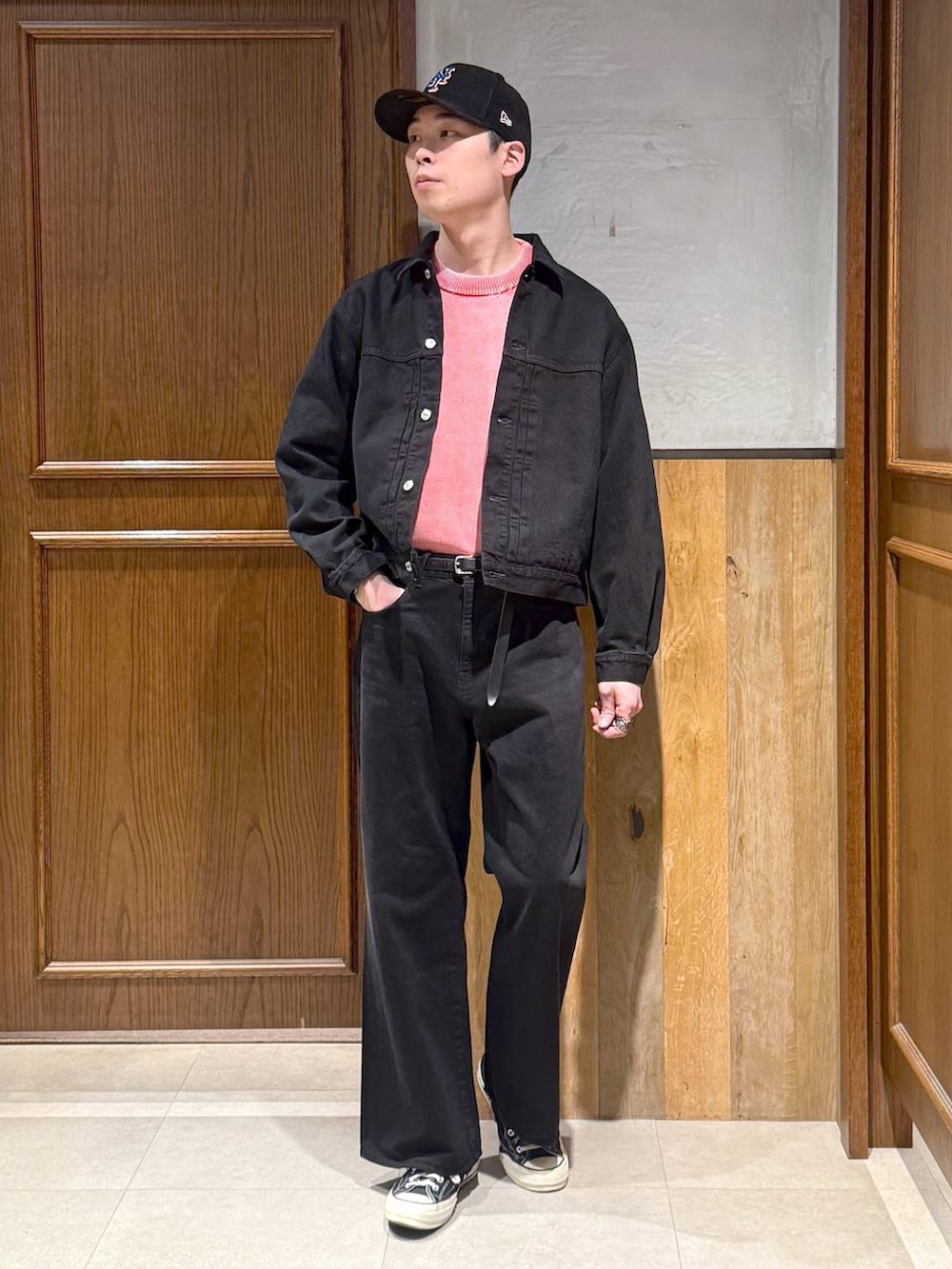 ブラック系のデニムパンツ、ブラック系のデニムジャケット、ピンク系のニット/セーターを着用したメンズの冬コーディネートの2枚目の写真