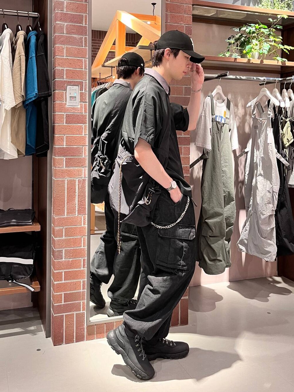 グレー系のデニムパンツ、ブラック系のショルダーバッグ、ブラック系のシャツ/ブラウスを着用したメンズの夏コーディネートの3枚目の写真