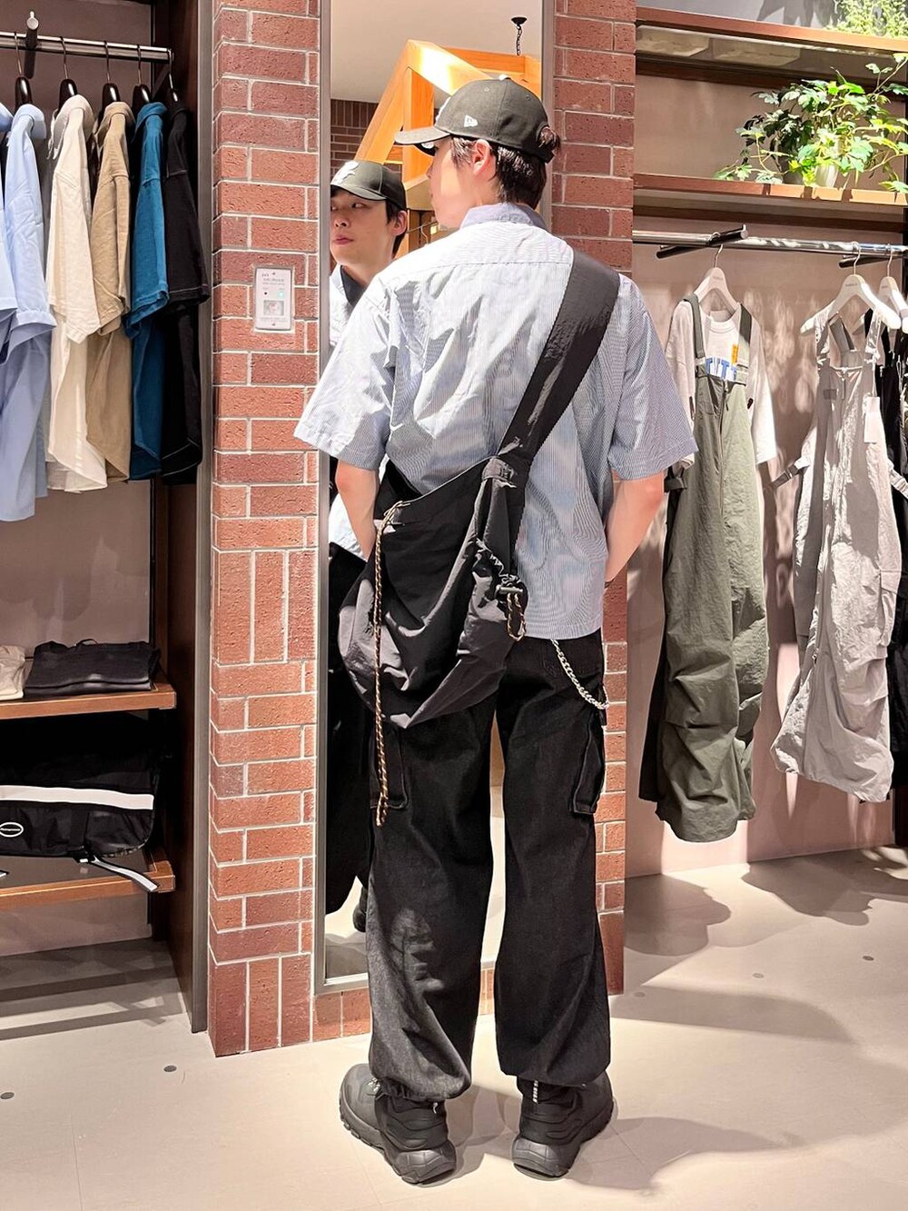 グレー系のデニムパンツ、ブラック系のショルダーバッグ、ブルー系のシャツ/ブラウスを着用したメンズの夏コーディネートの4枚目の写真