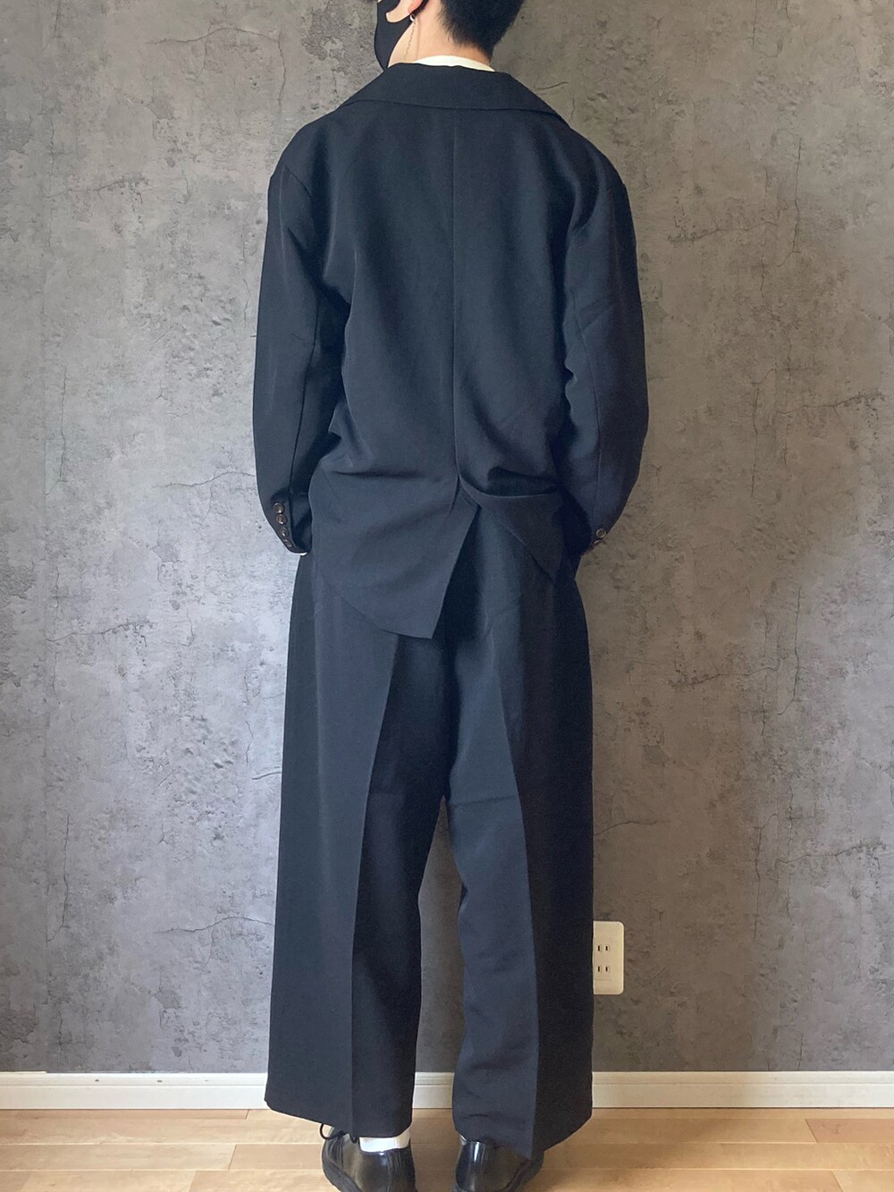 ブラック系のテーラードジャケット、ホワイト系のシャツ/ブラウス、ブラック系のその他パンツを着用したメンズの冬コーディネートの3枚目の写真