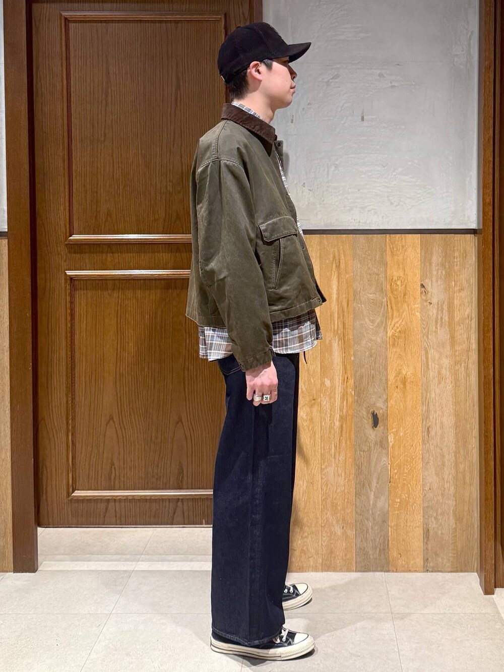 ブルー系のデニムパンツ、グリーン系のブルゾン、ブラウン系のシャツ/ブラウスを着用したメンズの冬コーディネートの6枚目の写真