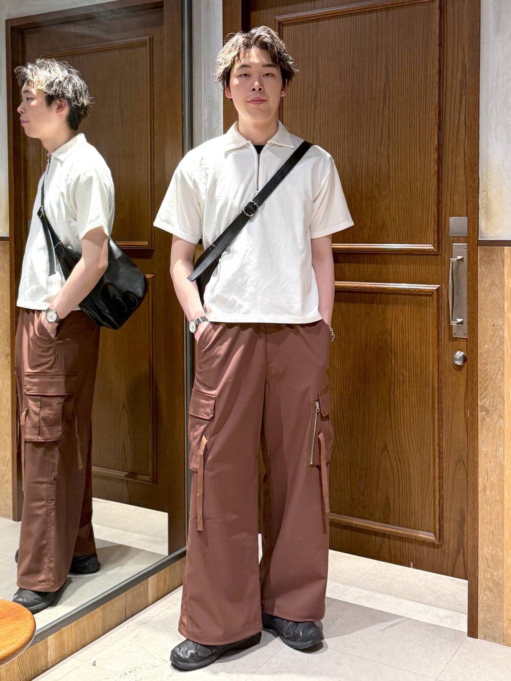 ブラック系のショルダーバッグ、イエロー系のスラックス、ホワイト系のTシャツ/カットソーを着用したメンズの春コーディネートの7枚目の写真