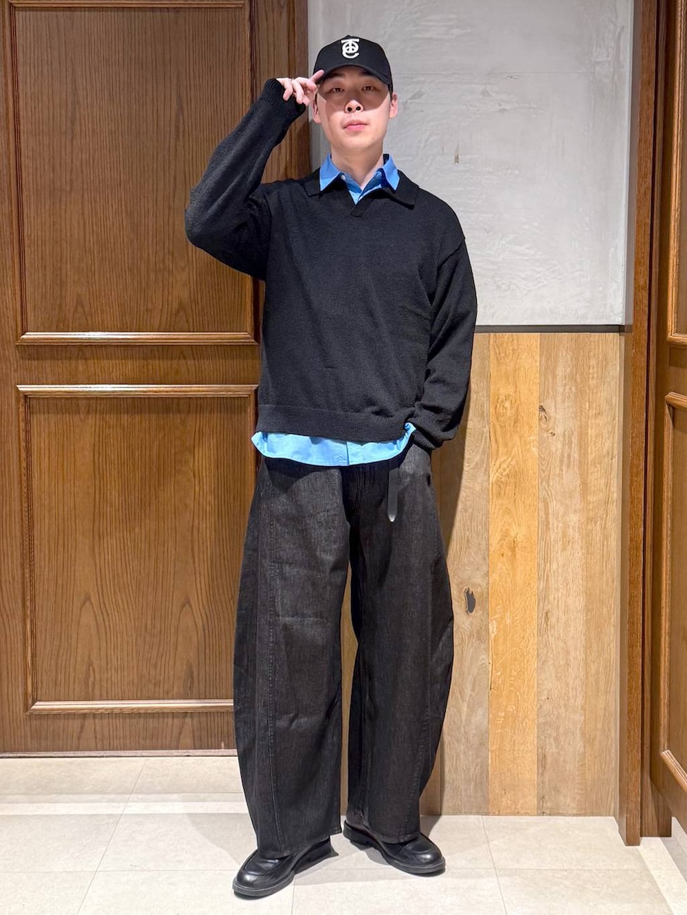 ブルー系のシャツ/ブラウス、ブラック系のデニムパンツ、ブラック系のポロシャツを着用したメンズの春コーディネートの3枚目の写真