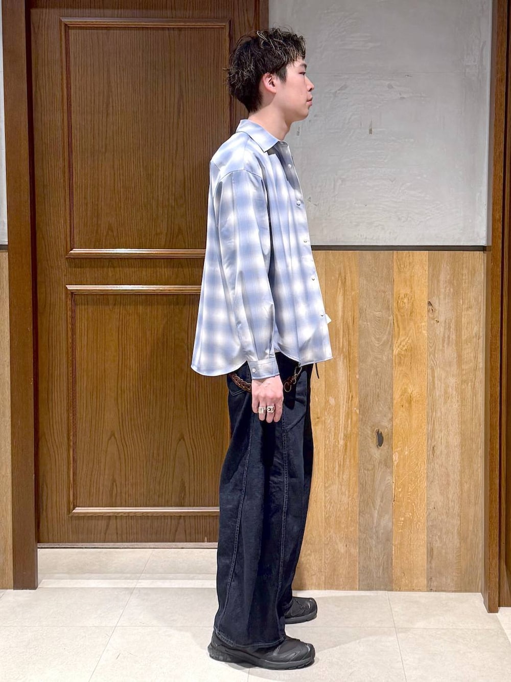 ブルー系のシャツ/ブラウス、ブルー系のデニムパンツ、ホワイト系のTシャツ/カットソーを着用したメンズの春コーディネートの5枚目の写真