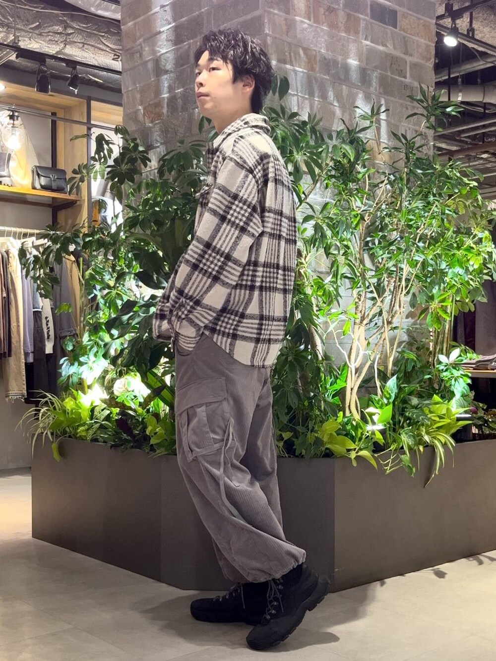 グレー系のカーゴパンツ、ホワイト系のシャツ/ブラウスを着用したメンズの秋コーディネートの4枚目の写真