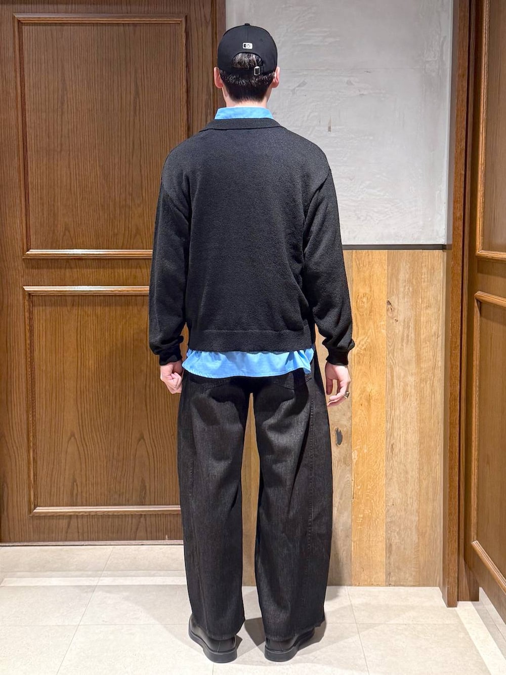 ブルー系のシャツ/ブラウス、ブラック系のデニムパンツ、ブラック系のポロシャツを着用したメンズの春コーディネートの5枚目の写真