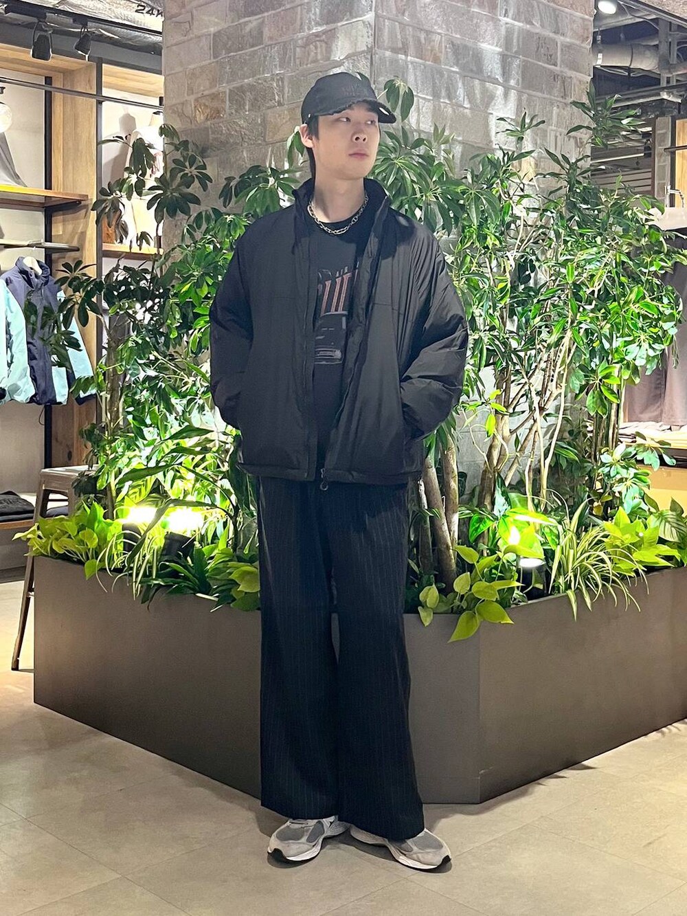 ブラック系のダウンジャケット/コート、ブラック系のスラックス、その他のスウェットを着用したメンズの冬コーディネートの5枚目の写真