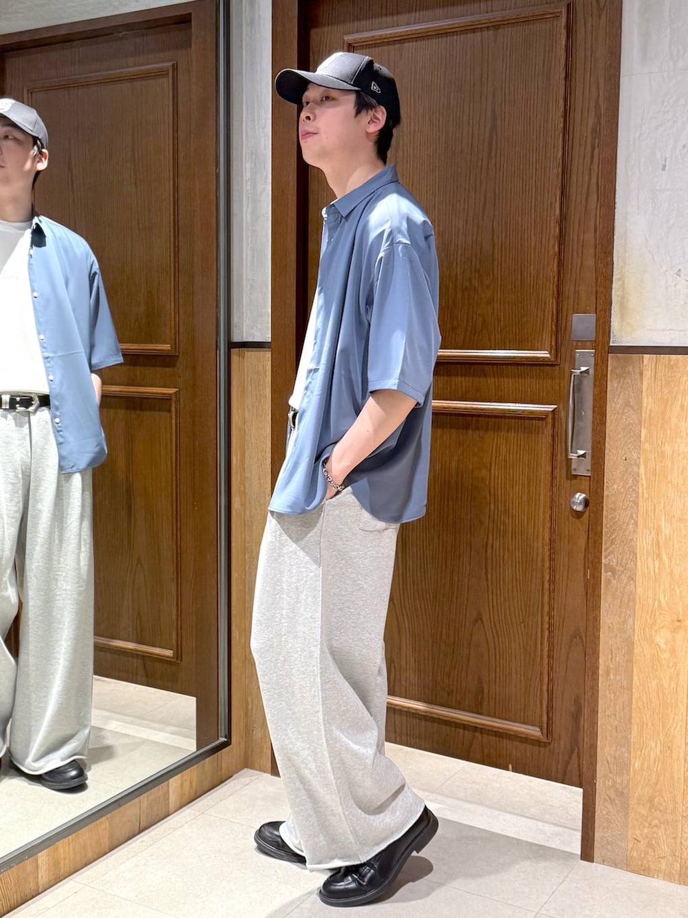 ブルー系のシャツ/ブラウス、グレー系のスウェットパンツ、ホワイト系のTシャツ/カットソーを着用したメンズの春コーディネートの4枚目の写真