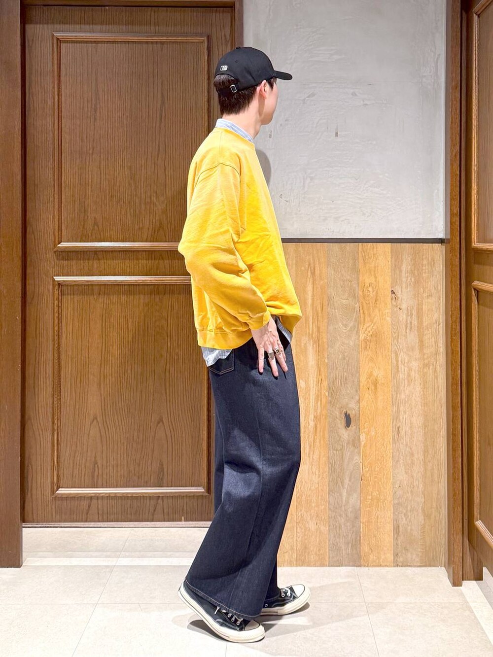 ブルー系のデニムパンツ、ブルー系のシャツ/ブラウス、イエロー系のスウェットを着用したメンズの秋コーディネートの6枚目の写真