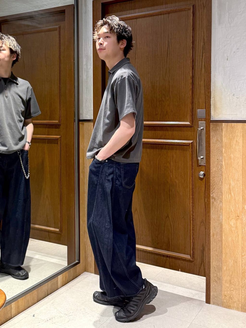 ブルー系のデニムパンツ、その他のTシャツ/カットソー、シルバー系のウォレットチェーンを着用したメンズの春コーディネートの4枚目の写真