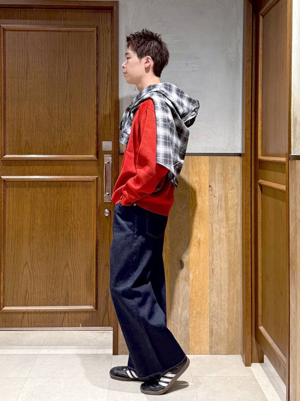 ブラック系のシャツ/ブラウス、ブルー系のデニムパンツ、レッド系のニット/セーターを着用したメンズの秋コーディネートの3枚目の写真