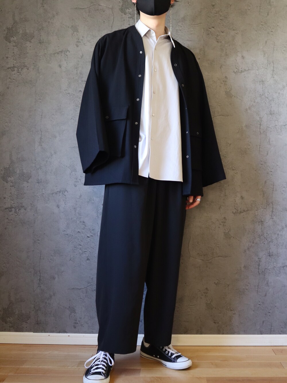 ブラック系のカーディガン/ボレロ、グレー系のシャツ/ブラウス、その他のおもちゃを着用したメンズの春コーディネートの3枚目の写真