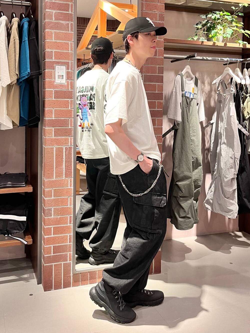 グレー系のデニムパンツ、ホワイト系のTシャツ/カットソー、パープル系のネックレスを着用したメンズの夏コーディネートの4枚目の写真