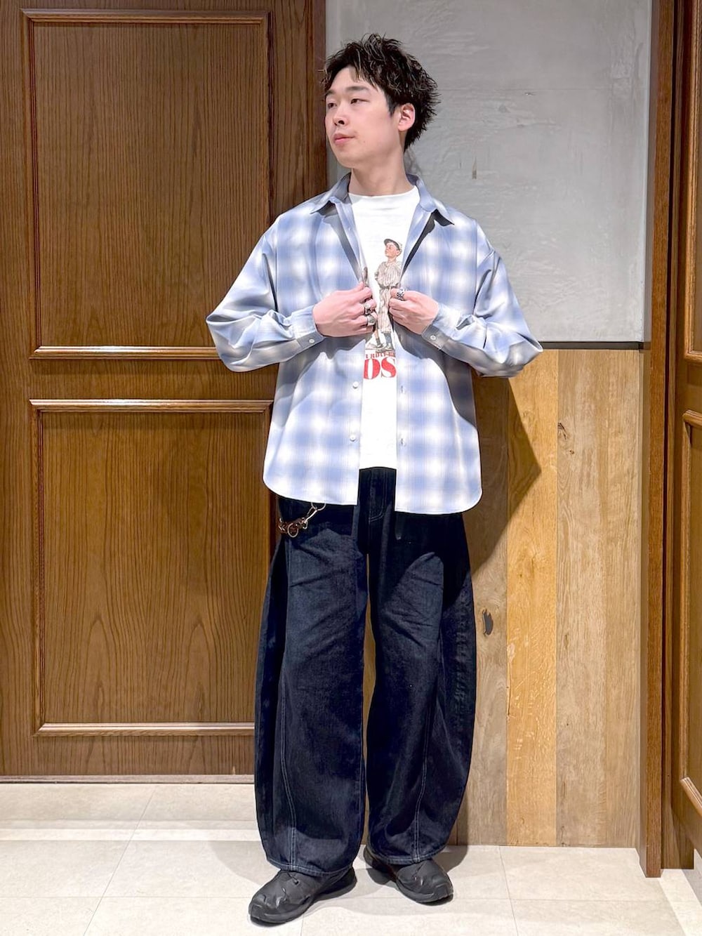 ブルー系のシャツ/ブラウス、ブルー系のデニムパンツ、ホワイト系のTシャツ/カットソーを着用したメンズの春コーディネートの6枚目の写真