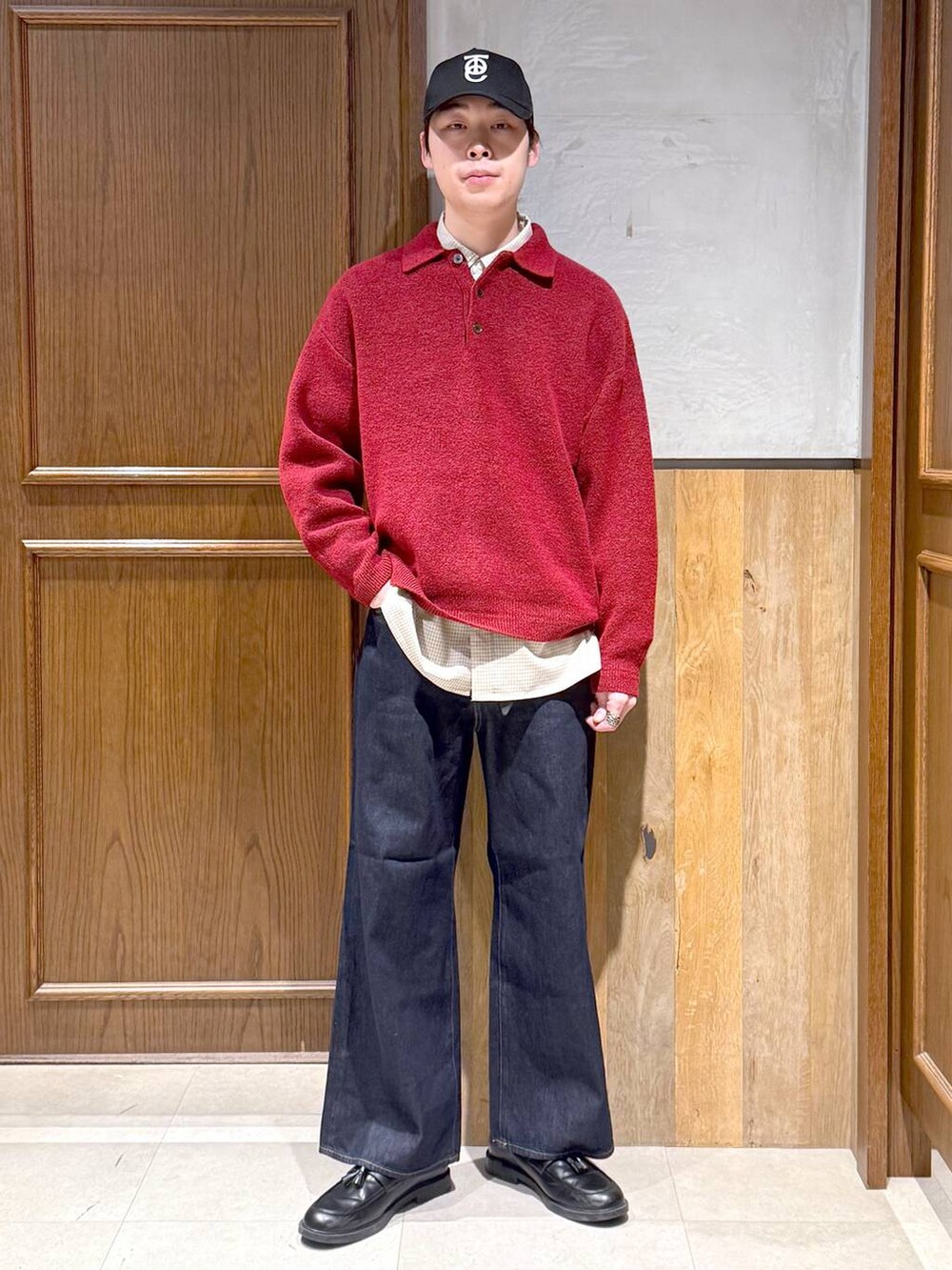 ブルー系のデニムパンツ、ホワイト系のシャツ/ブラウス、レッド系のポロシャツを着用したメンズの冬コーディネートの7枚目の写真