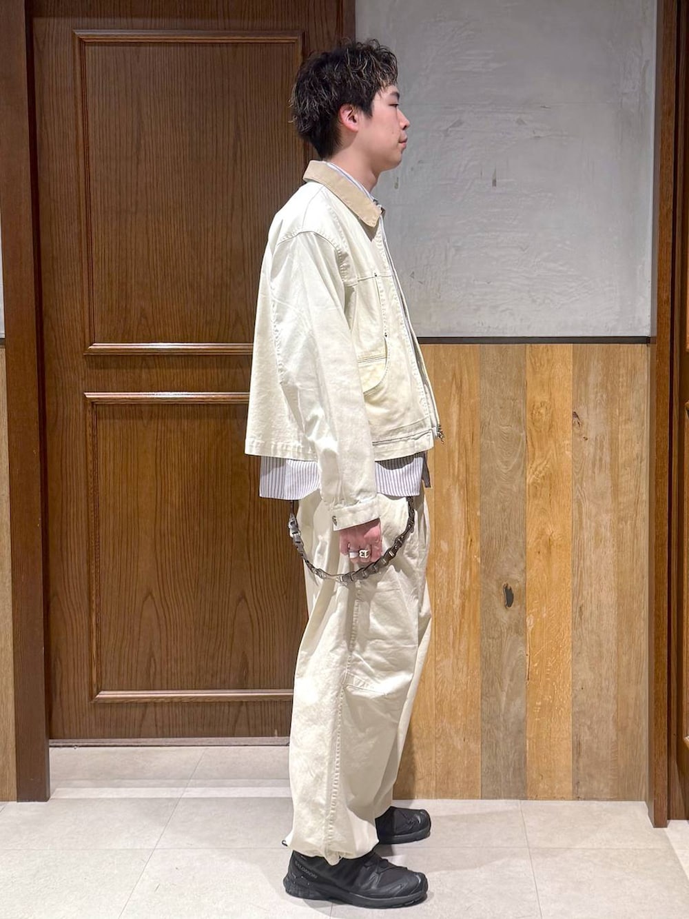 ホワイト系のスラックス、ホワイト系のブルゾン、ホワイト系のシャツ/ブラウスを着用したメンズの春コーディネートの5枚目の写真