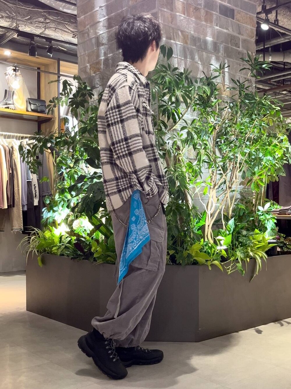 グレー系のカーゴパンツ、ホワイト系のシャツ/ブラウスを着用したメンズの秋コーディネートの2枚目の写真