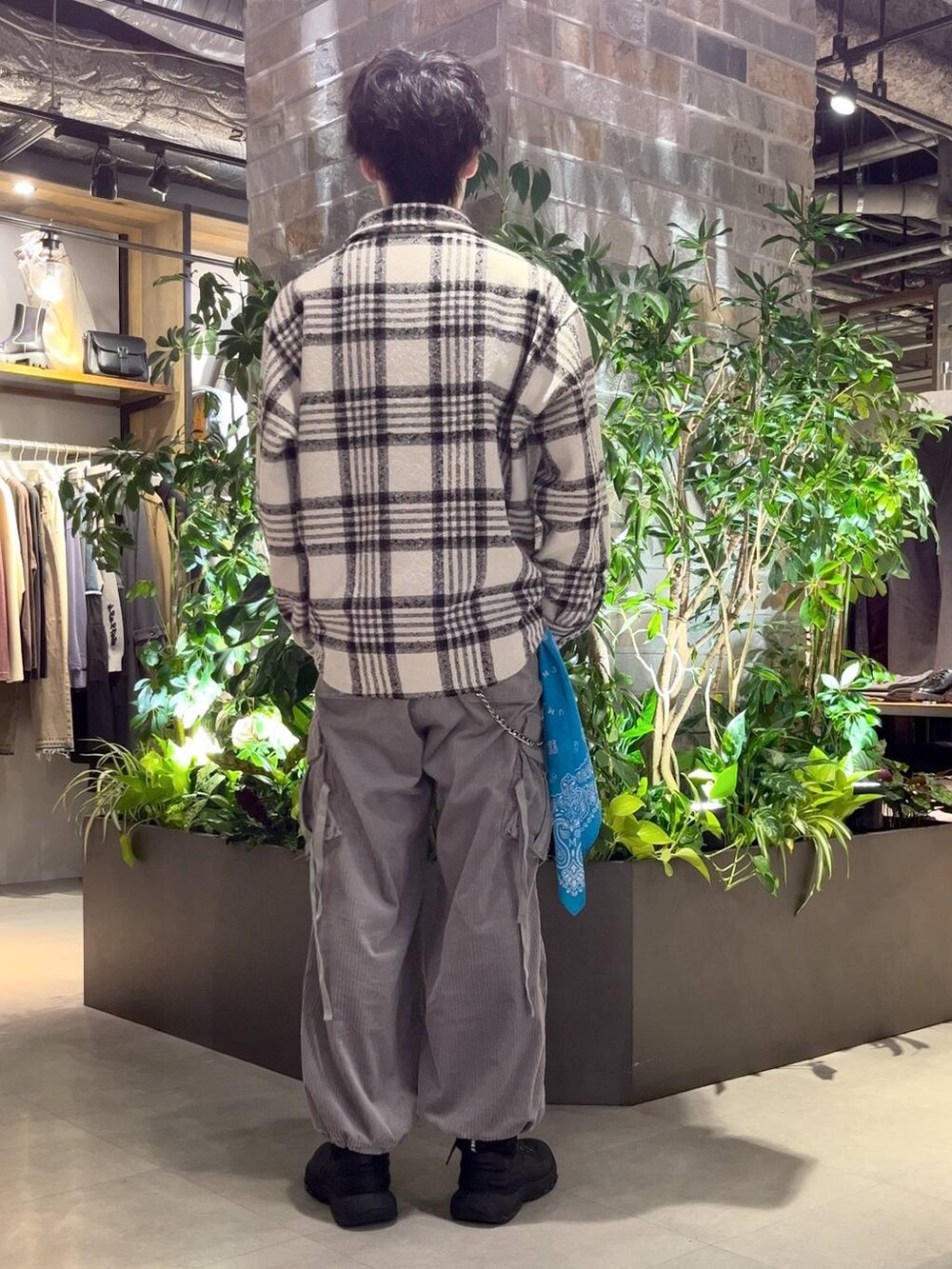 グレー系のカーゴパンツ、ホワイト系のシャツ/ブラウスを着用したメンズの秋コーディネートの3枚目の写真