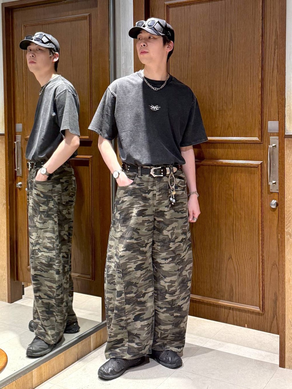グリーン系のデニムパンツ、ブラック系のTシャツ/カットソー、ブラック系のキーホルダーを着用したメンズの春コーディネートの3枚目の写真