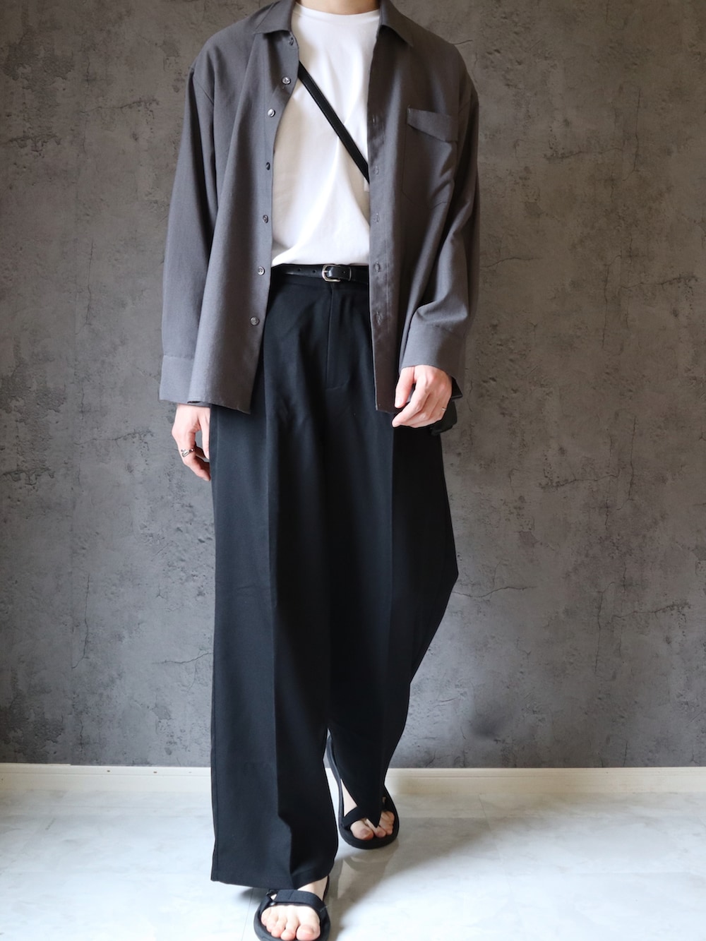 グレー系のシャツ/ブラウス、ホワイト系のTシャツ/カットソー、ブラック系のスラックスを着用したメンズの夏コーディネートの4枚目の写真