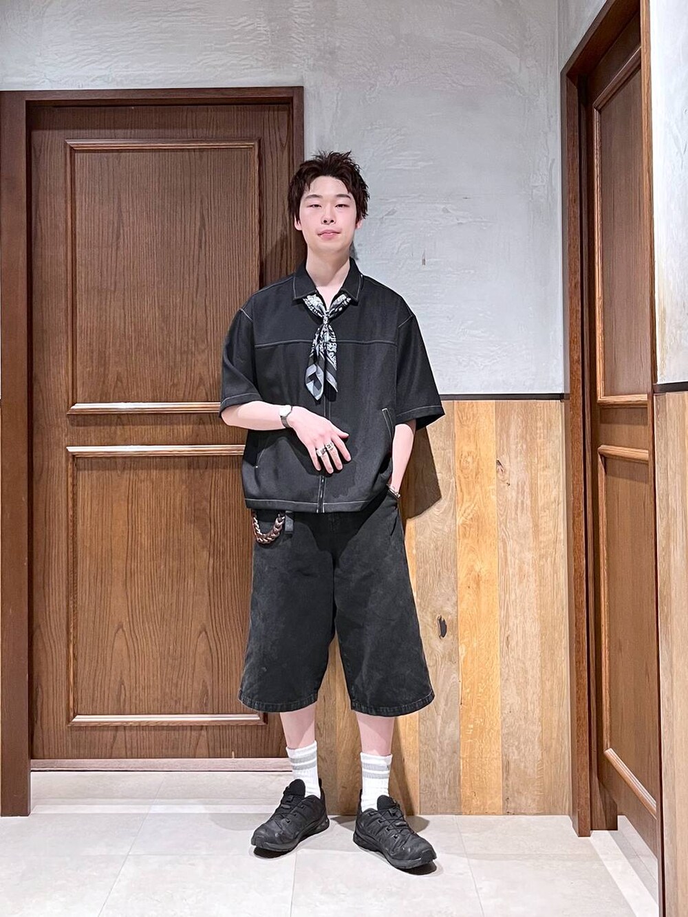 ブラック系のスニーカー、ブラック系のシャツ/ブラウス、ブラック系のその他パンツを着用したメンズの夏コーディネートの6枚目の写真