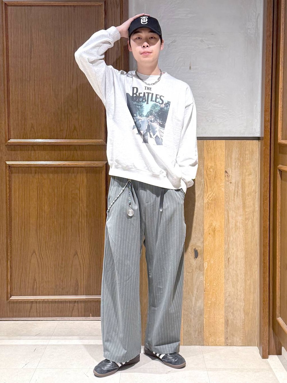 その他のスウェット、グレー系のスラックスを着用したメンズの冬コーディネートの3枚目の写真