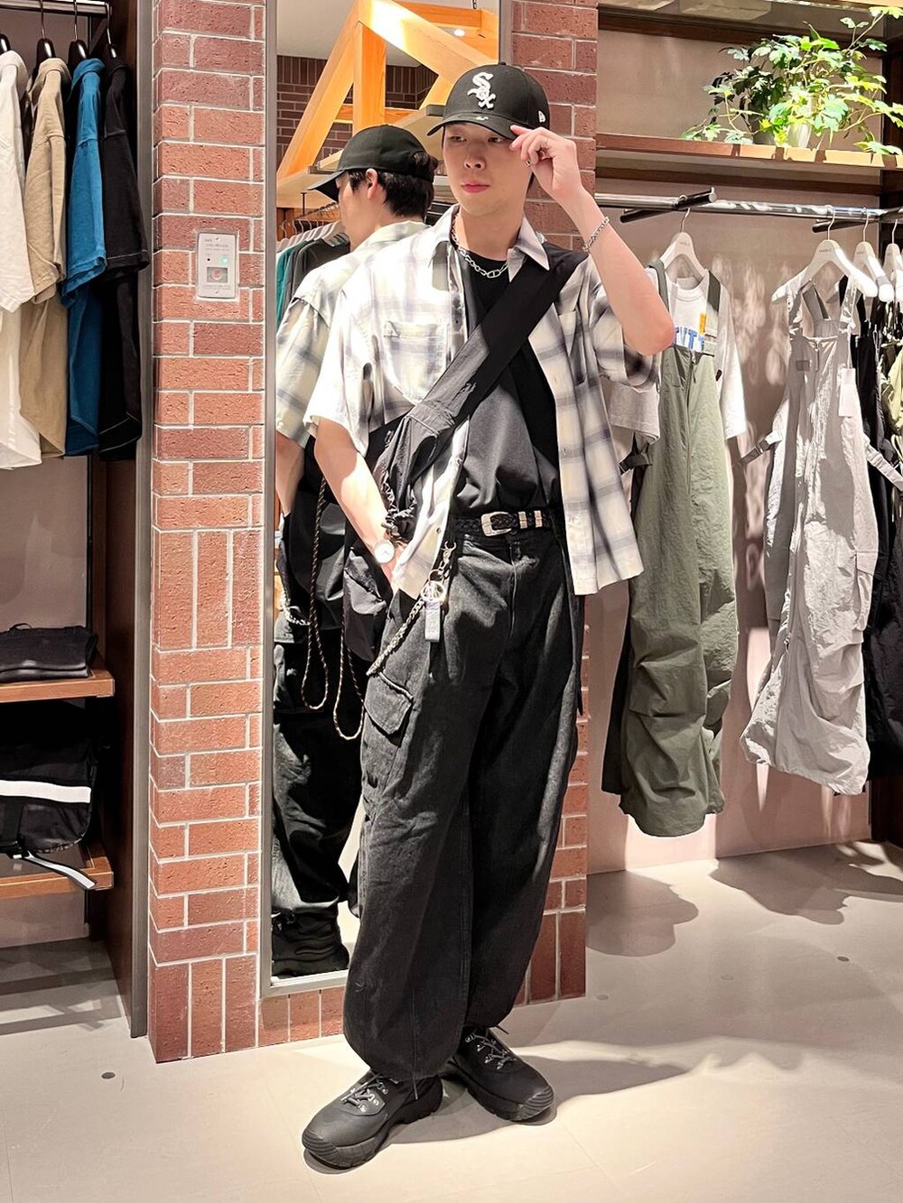 グレー系のデニムパンツ、ブラック系のショルダーバッグ、ブルー系のシャツ/ブラウスを着用したメンズの夏コーディネートの3枚目の写真