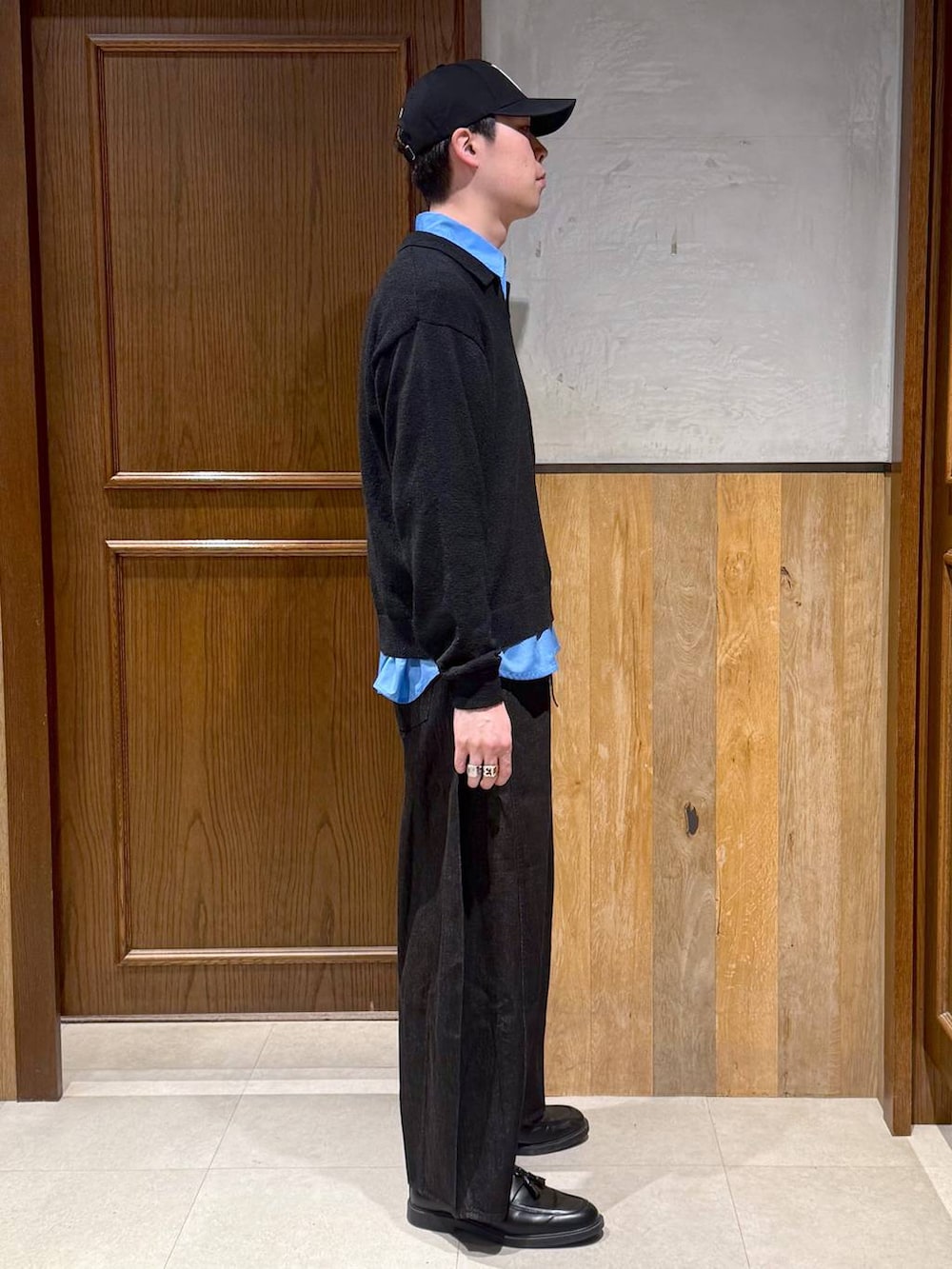 ブルー系のシャツ/ブラウス、ブラック系のデニムパンツ、ブラック系のポロシャツを着用したメンズの春コーディネートの6枚目の写真
