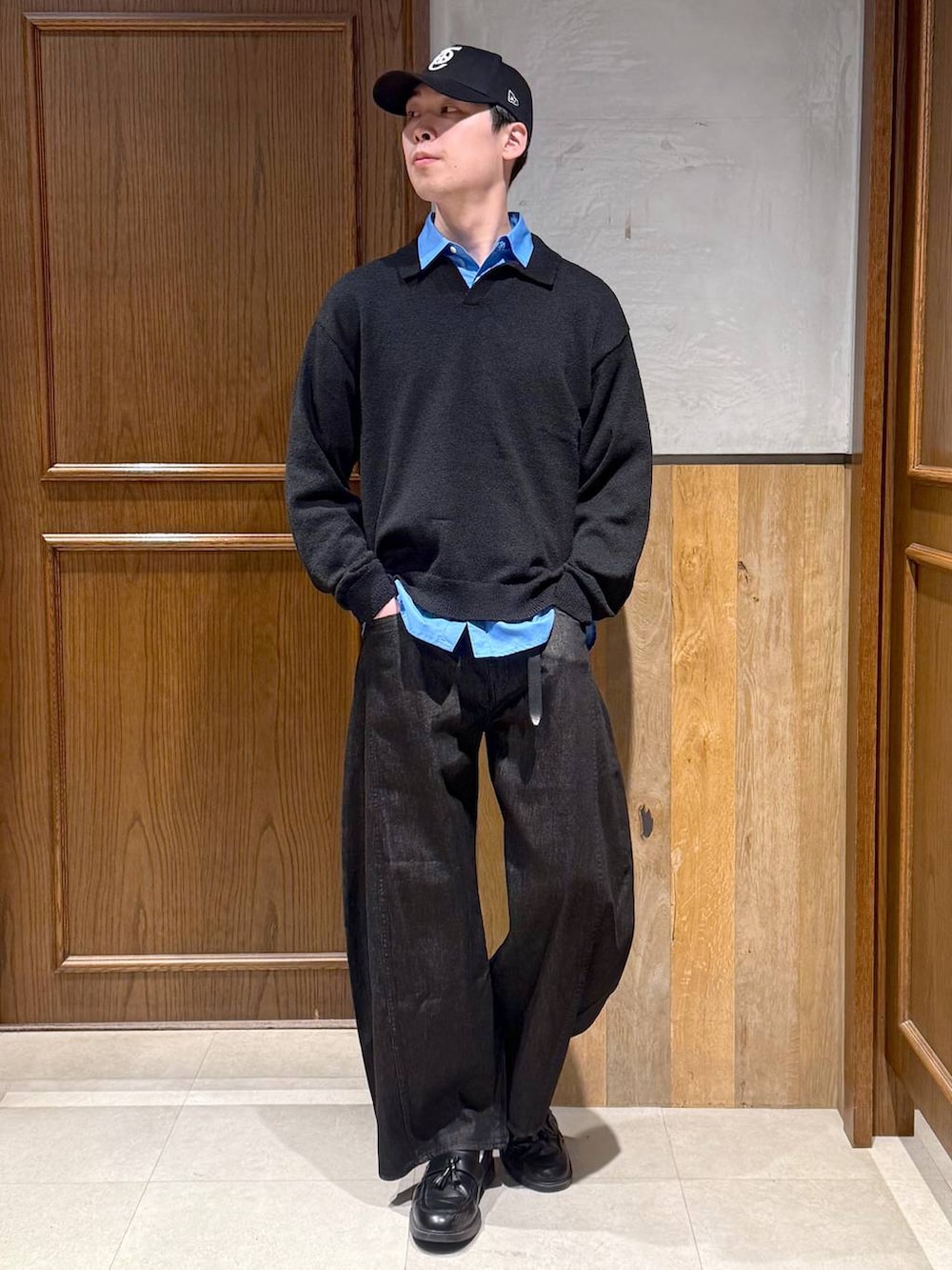 ブルー系のシャツ/ブラウス、ブラック系のデニムパンツ、ブラック系のポロシャツを着用したメンズの春コーディネートの2枚目の写真