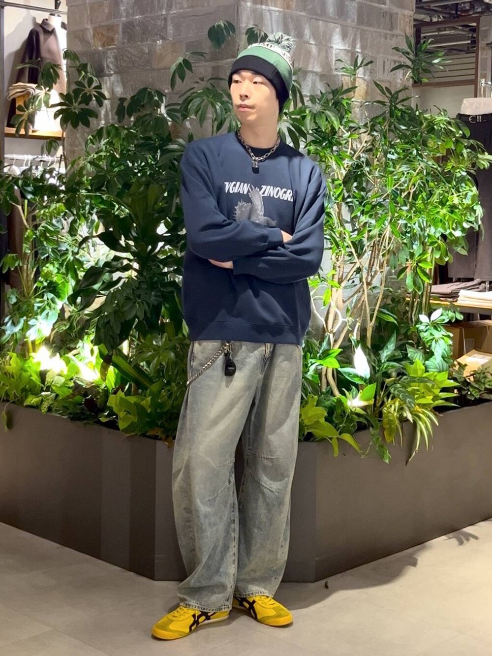 ブルー系のデニムパンツ、ブルー系のスウェット、ブラック系のニットキャップ/ビーニーを着用したメンズの秋コーディネートの2枚目の写真