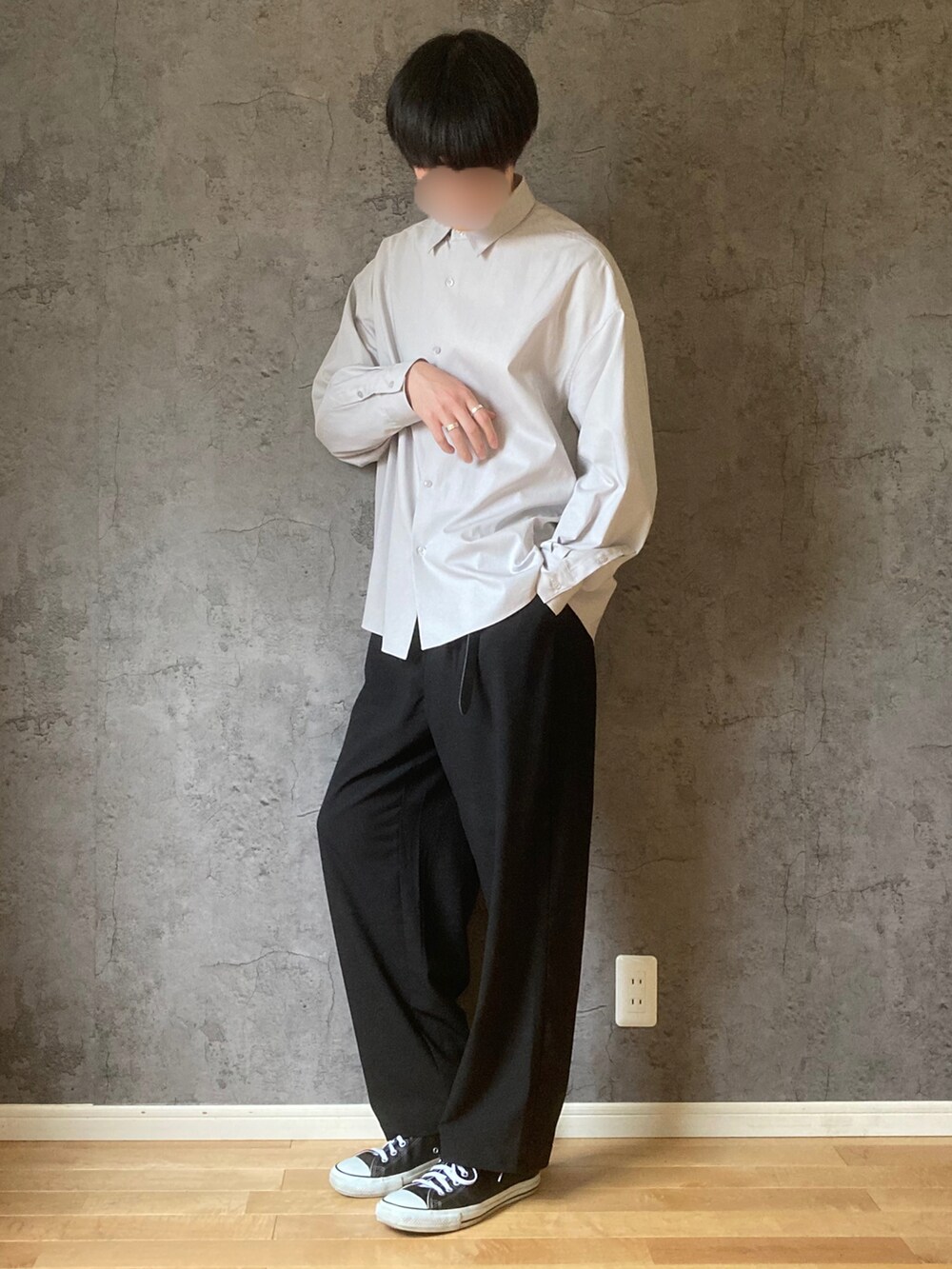 グレー系のシャツ/ブラウス、ブラック系のその他パンツ、ブラック系のスニーカーを着用したメンズの秋コーディネートの2枚目の写真