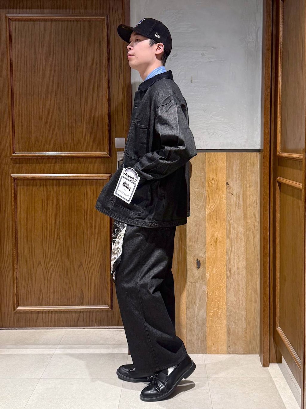 ブラック系のブルゾン、ブラック系のスラックス、ブラック系のバンダナ/スカーフを着用したメンズの冬コーディネートの3枚目の写真