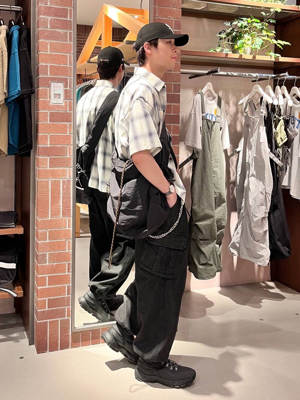 グレー系のデニムパンツ、ブラック系のショルダーバッグ、ブルー系のシャツ/ブラウスを着用したメンズの夏コーディネートの6枚目の写真