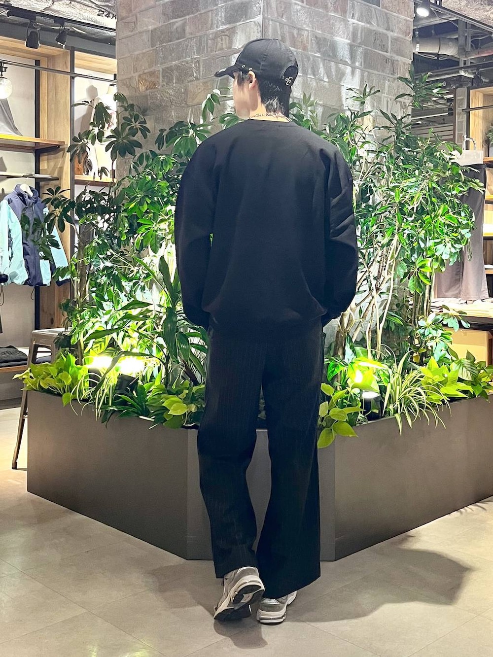 ブラック系のスラックス、その他のスウェットを着用したメンズの冬コーディネートの4枚目の写真