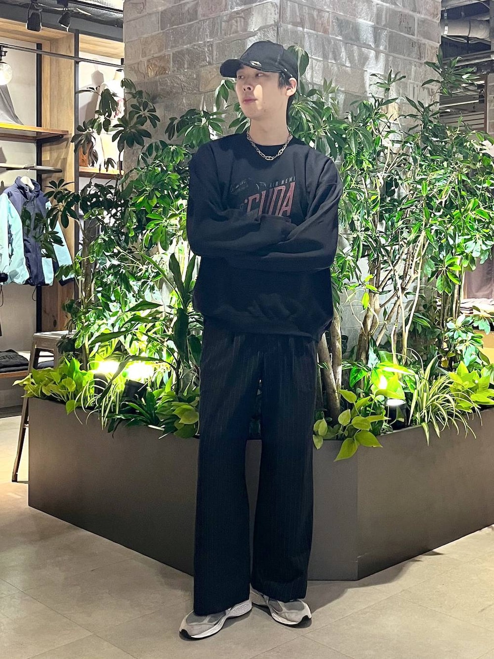 ブラック系のスラックス、その他のスウェットを着用したメンズの冬コーディネートの3枚目の写真